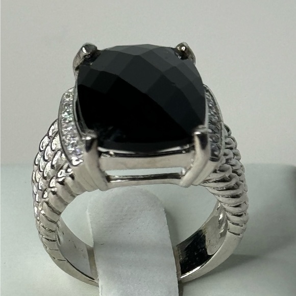GORGEOUS RING BLACK FACET CUT CZ STONE SIDE CRYSTALS - Picture 1 of 8